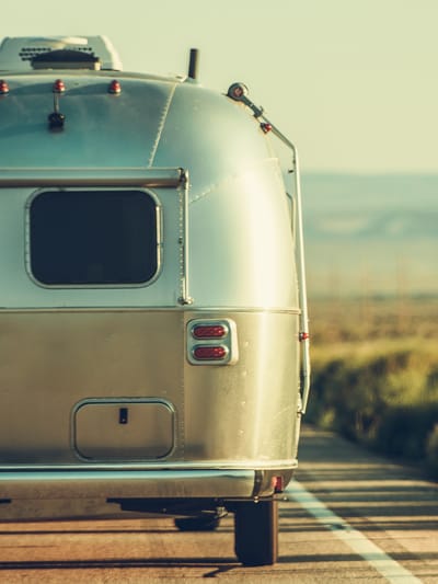 pulling-travel-trailer-along-utah-state